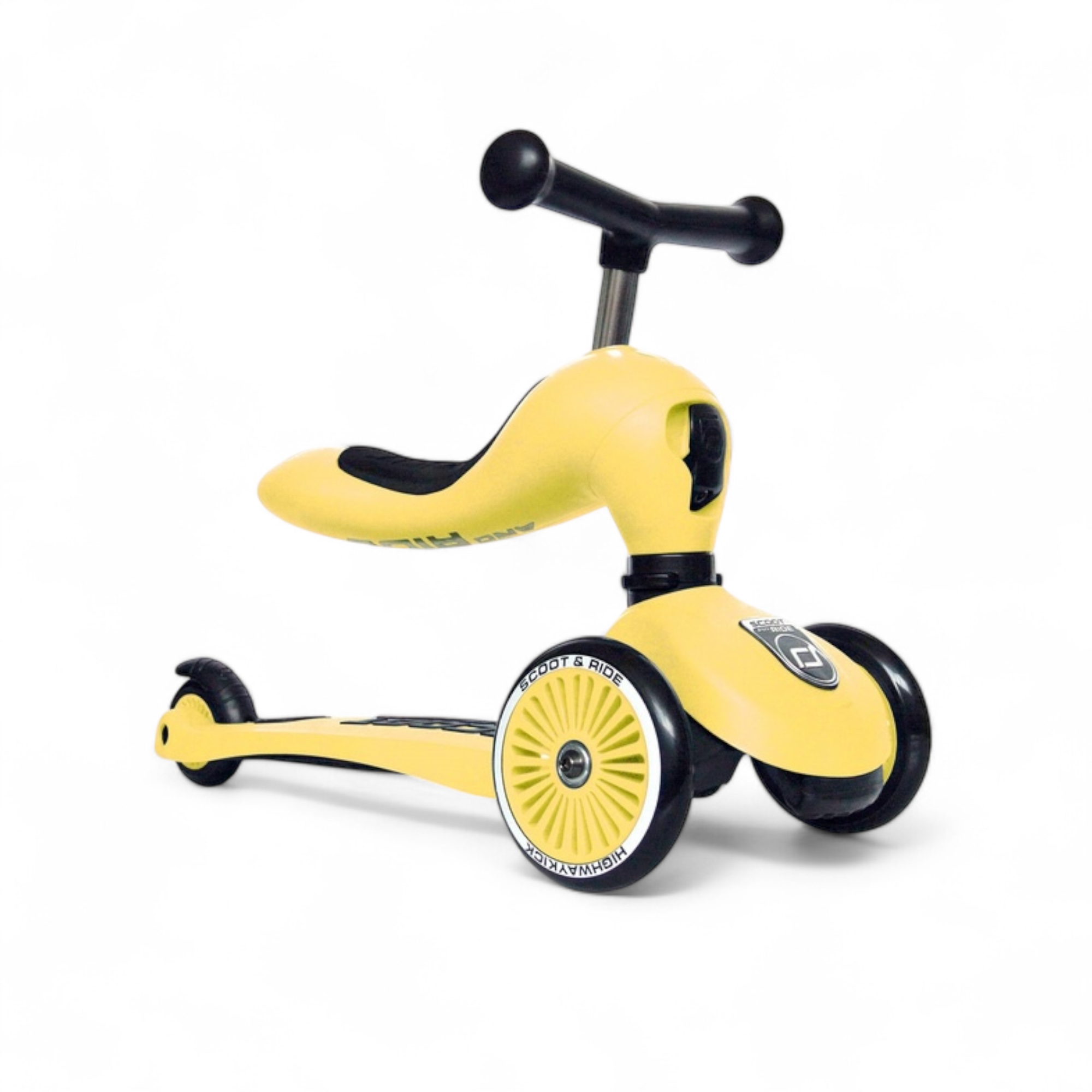 Scoot and Ride Highwaykick 1 kollane (Lemon) tõukeratas istumisasendis, rõhutades ergonoomilist ja mängulist disaini väikelastele.